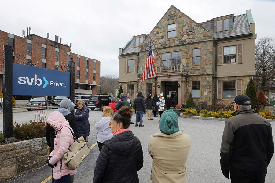Customers wait in line outside a branch of the Silicon Valley Bank in Wellesley, Massachusetts, U.S., March 13, 2023.
Image: Brian Snyder / Reuters